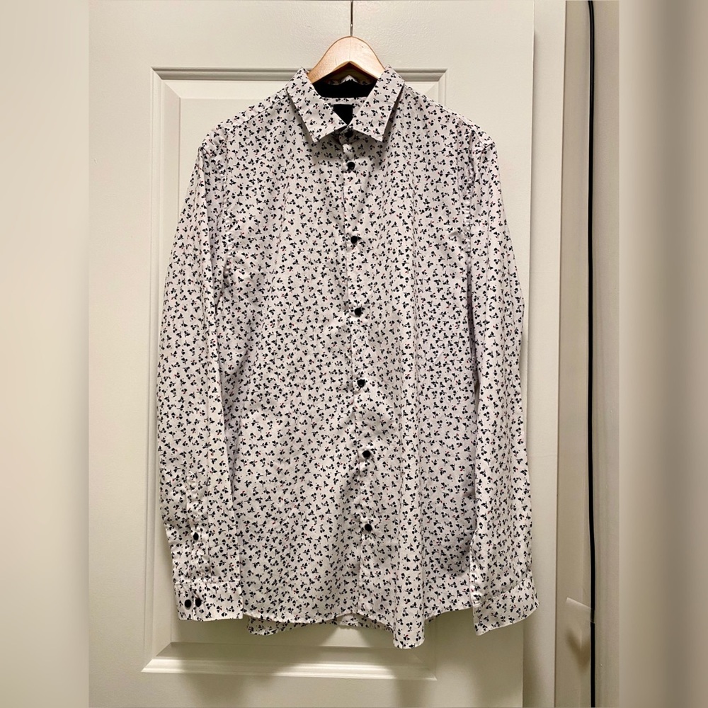⚪️⚫️🔴 H&M L Long Sleeved Button Up Shirt